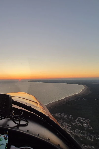 Côte sablaise en ULM lors du coucher de soleil