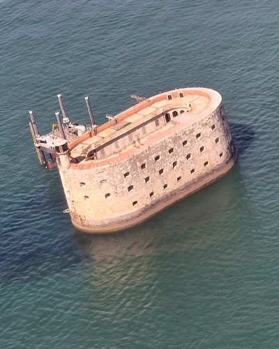 Fort Boyard, voyant pendant le vol au départ de la Tranche sur Mer